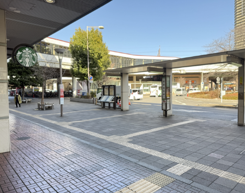 駅前ロータリーを武蔵野線高架下方面へ進む。