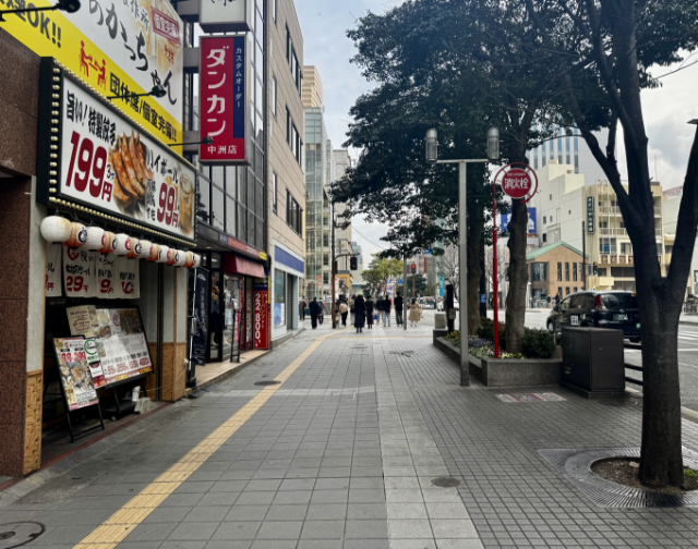 博多リバーレインモールの方へ真っすぐ道なりに進みます。