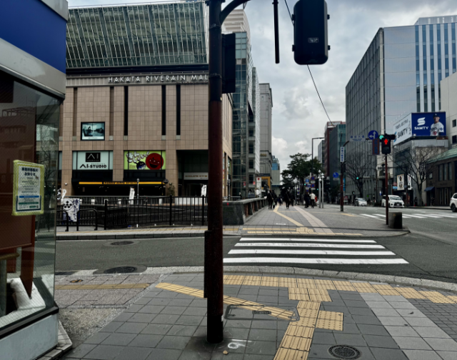 博多大橋の手前を左に曲がり川沿いを20ｍほど歩きます。