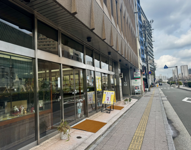 左手1階に博多人形が飾られた博多人形会館松月堂ビルがあります。4階MILLGYM内に女性専用マシンピラティス×パーソナルジム ORBe.中洲天神店があります。